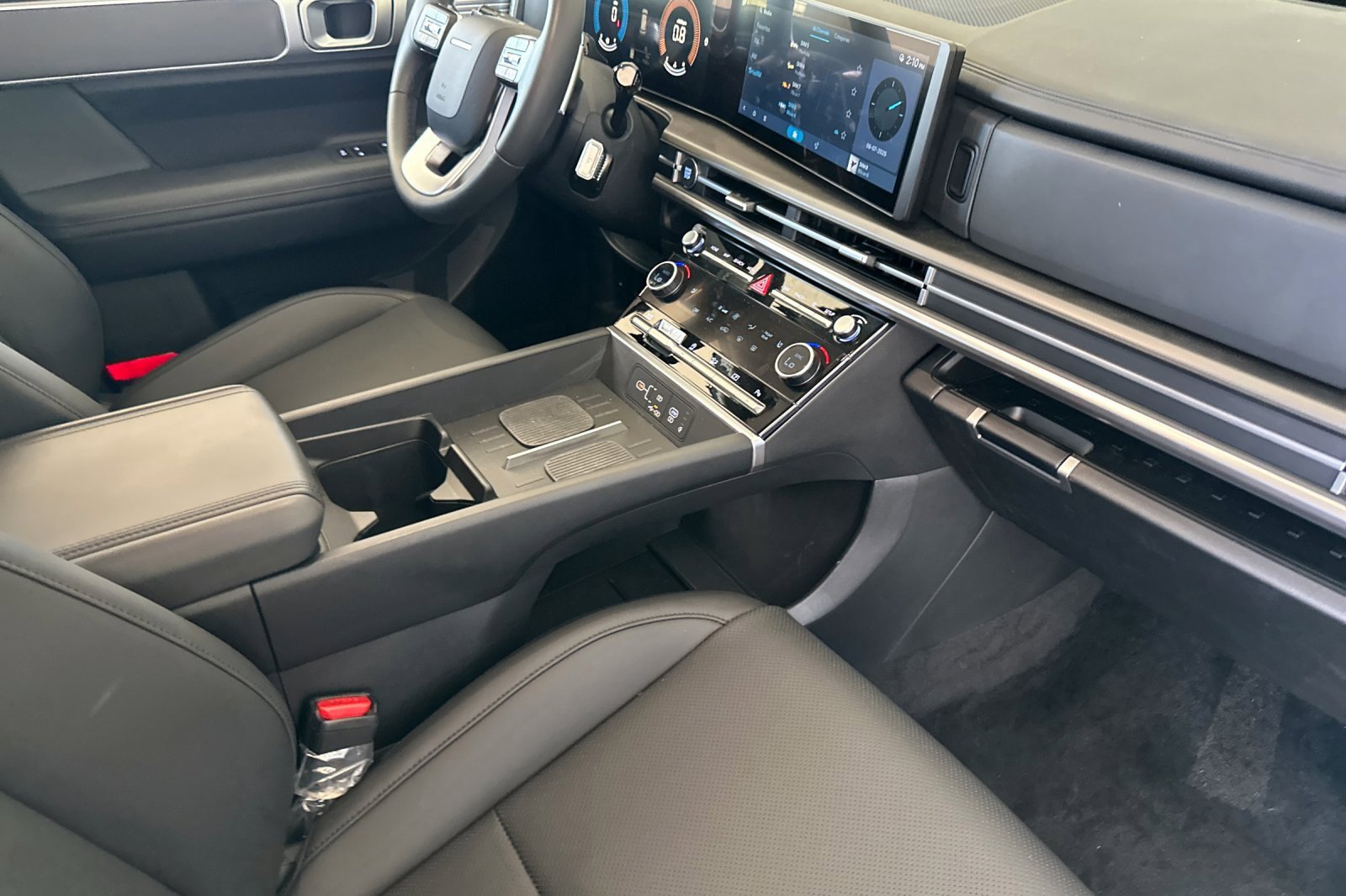 Certified 2025 Hyundai Santa Fe SEL image 18