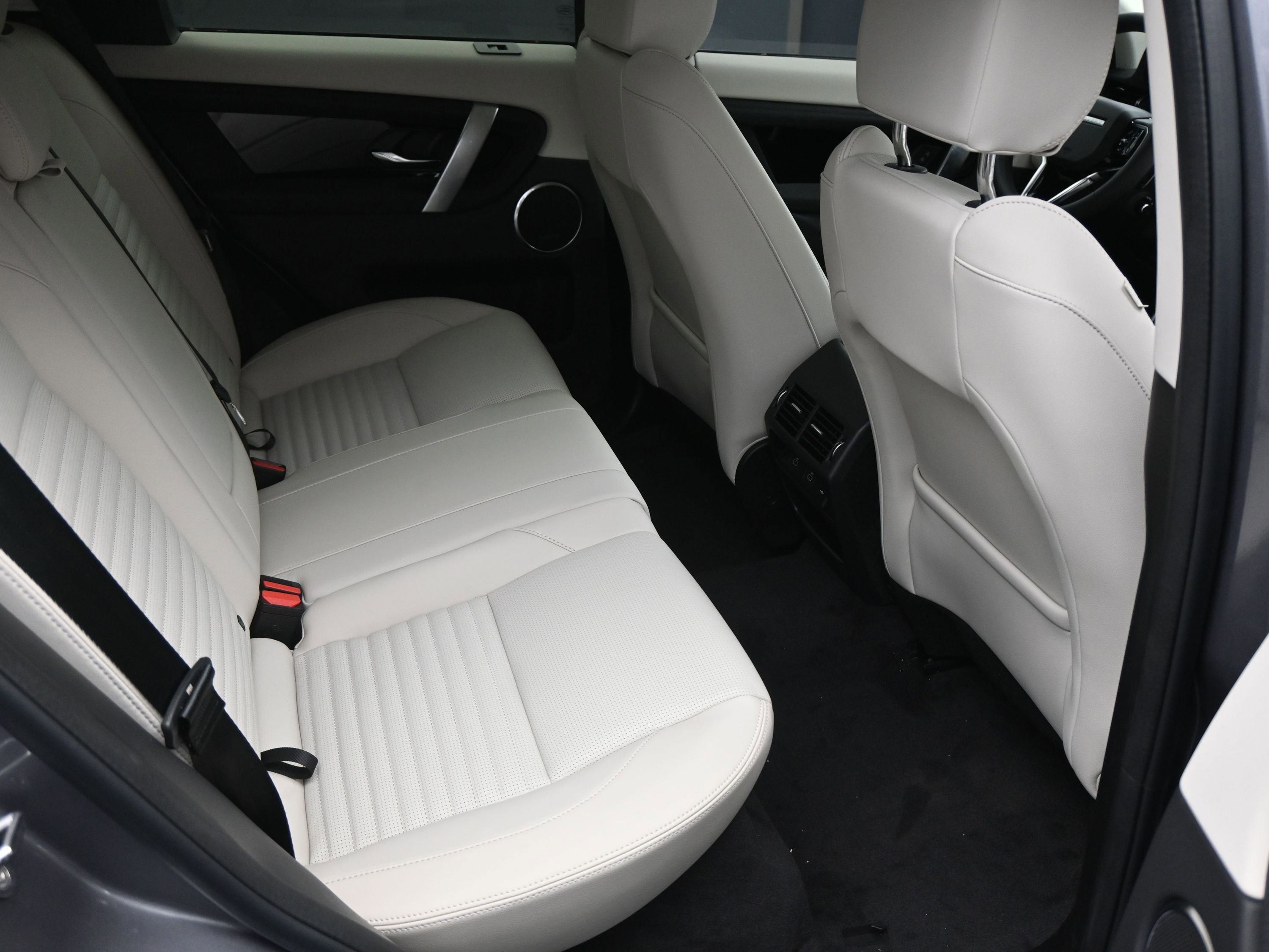 New 2025 Land Rover Discovery Sport S image 9