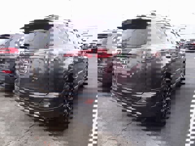 Used 2018 Toyota RAV4 SE image 4