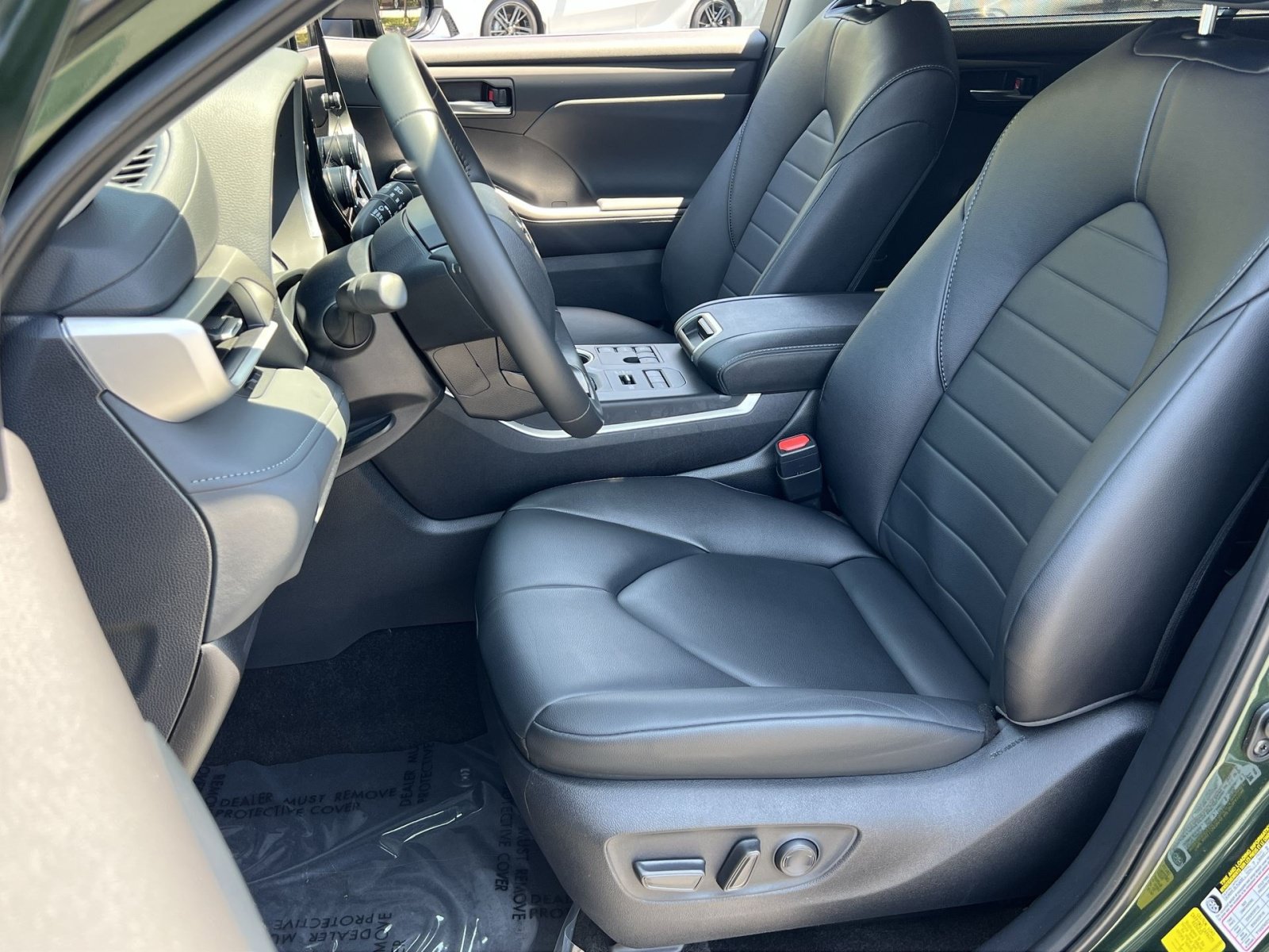 Used 2024 Toyota Highlander XLE AWD/4WD image 12
