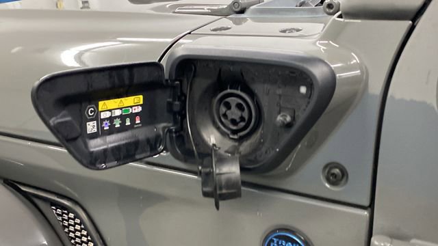 Used 2022 Jeep Wrangler Unlimited Sahara AWD/4WD image 43