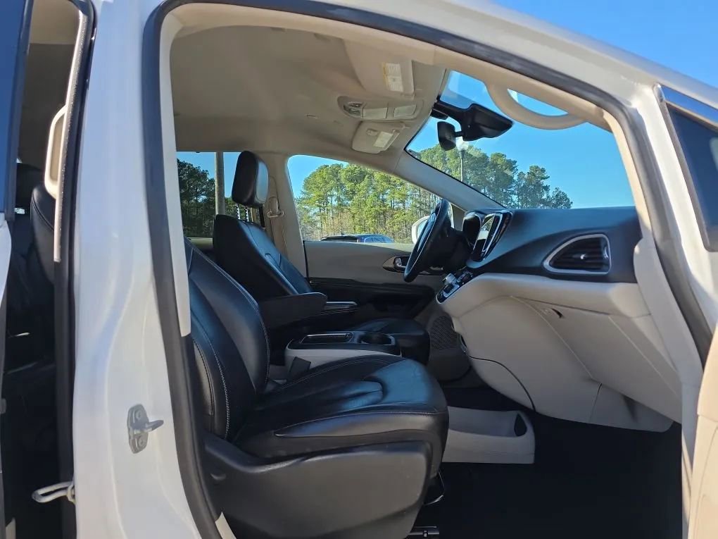 Used 2022 Chrysler Pacifica Touring-L FWD image 48