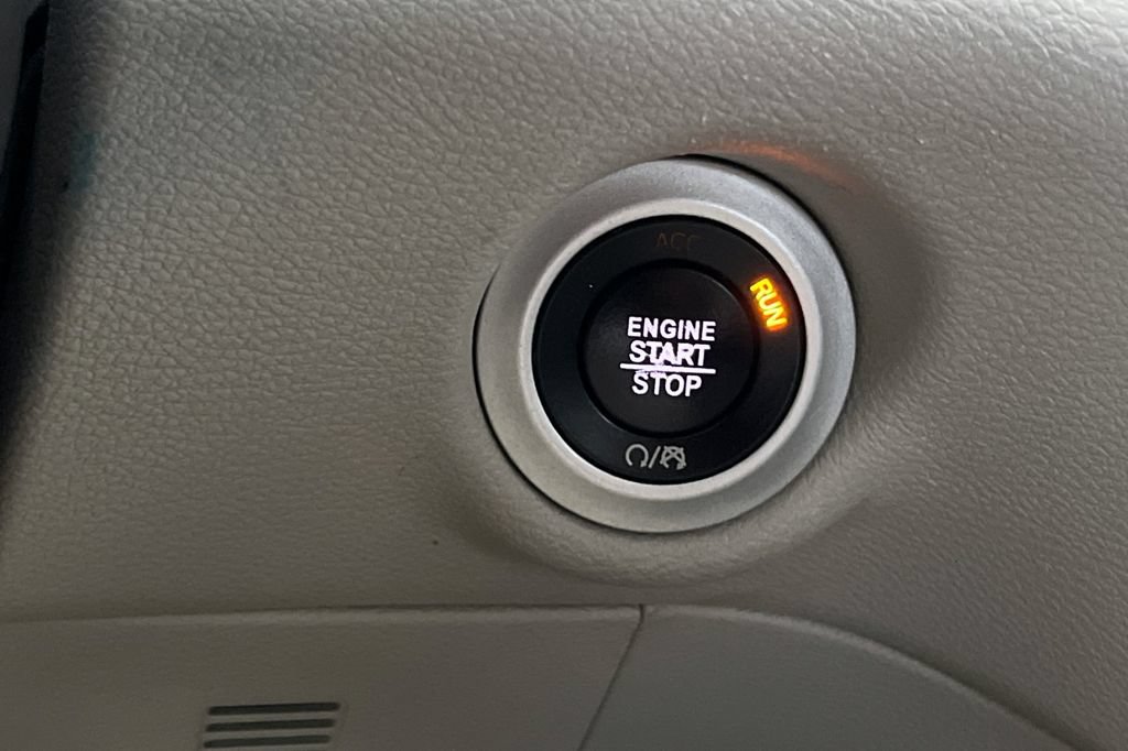 Used 2020 Chrysler Pacifica Touring-L FWD image 25
