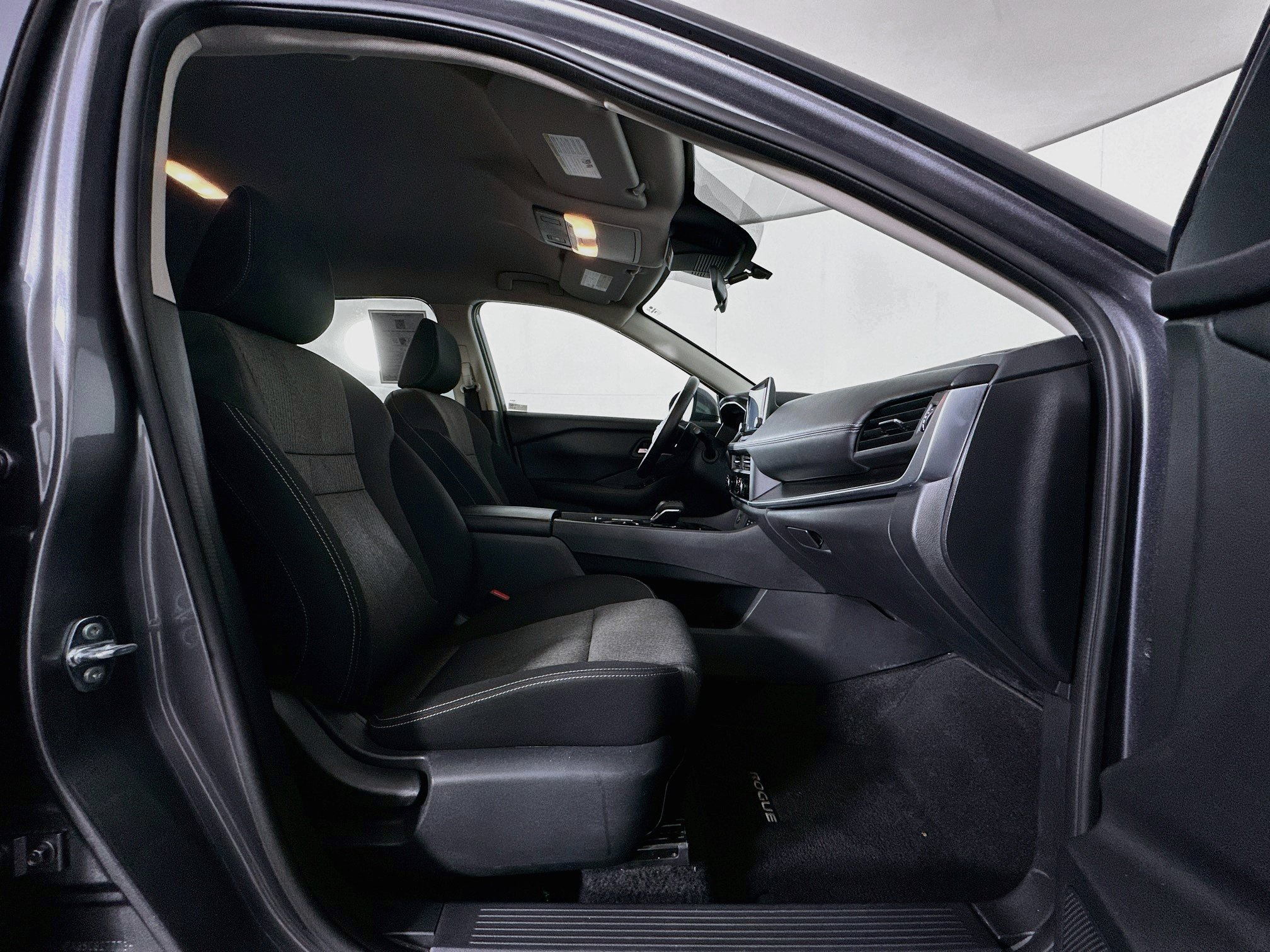 Used 2025 Nissan Rogue SV FWD image 32