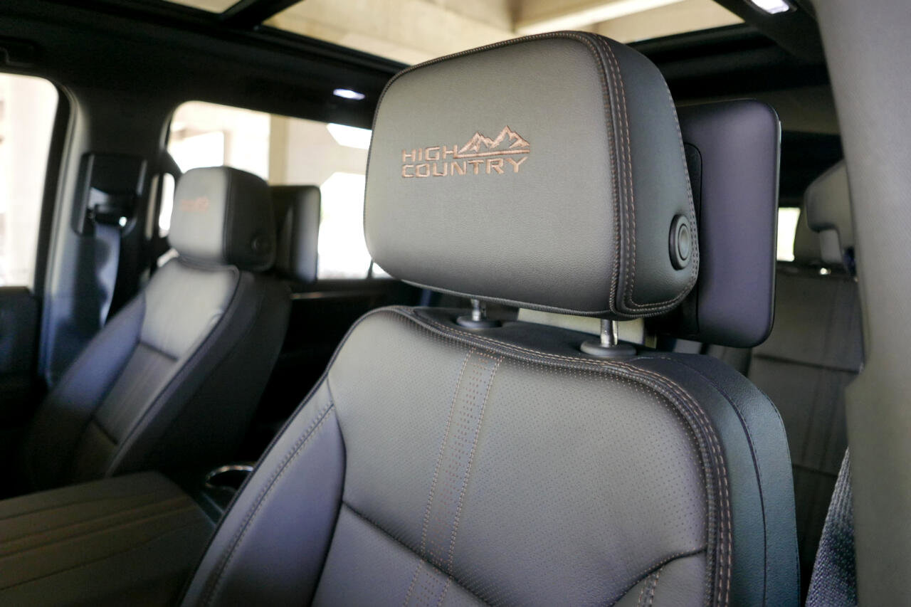 Used 2025 Chevrolet Suburban High Country image 27