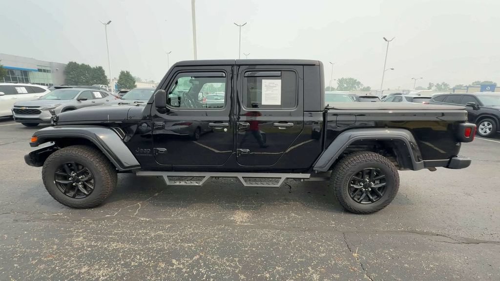 Used 2022 Jeep Gladiator Sport AWD/4WD image 5