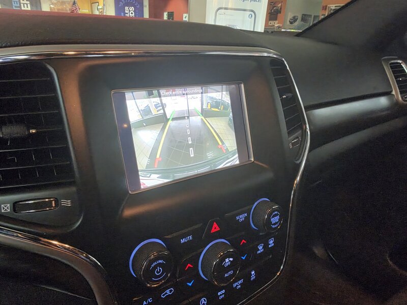 Used 2018 Jeep Grand Cherokee Laredo AWD/4WD image 29