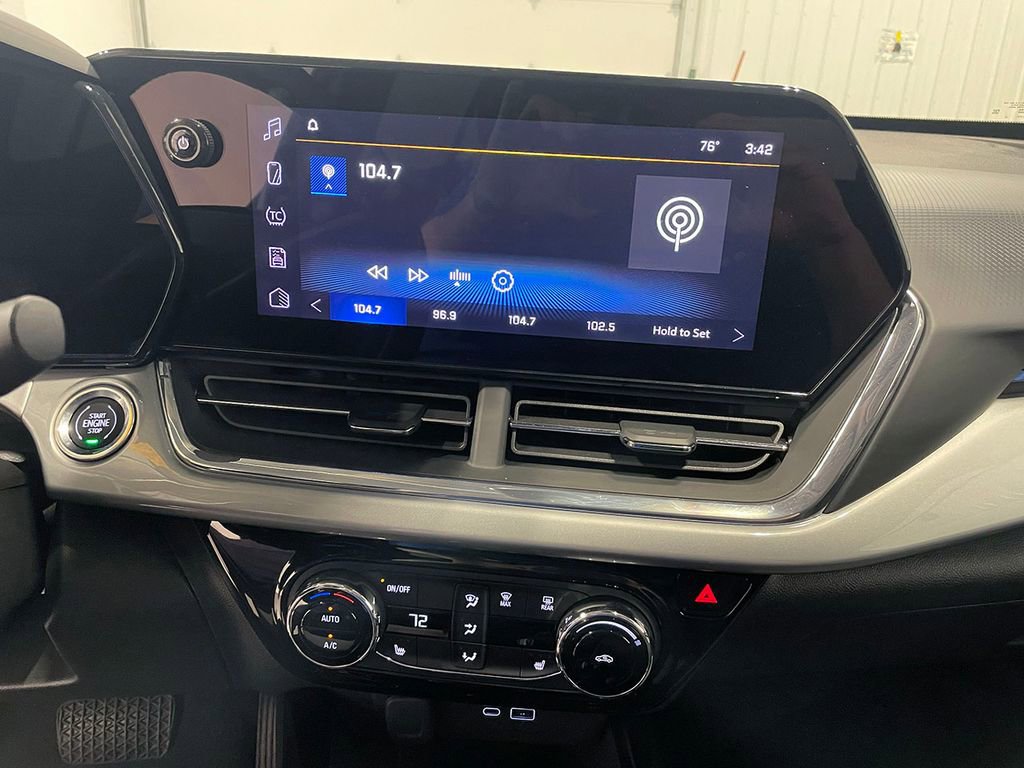 Used 2025 Chevrolet Trax LT w/ LT Convenience Package FWD image 35