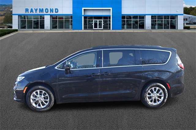 Used 2022 Chrysler Pacifica Touring-L image 6