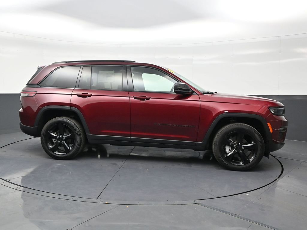 Used 2025 Jeep Grand Cherokee Limited w/ Black Appearance Package image 6