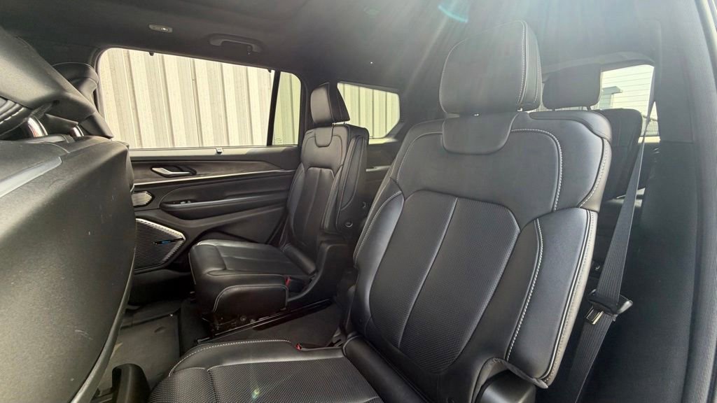 Certified 2022 Jeep Grand Cherokee L Overland w/ Luxury Tech Group IV AWD/4WD image 17