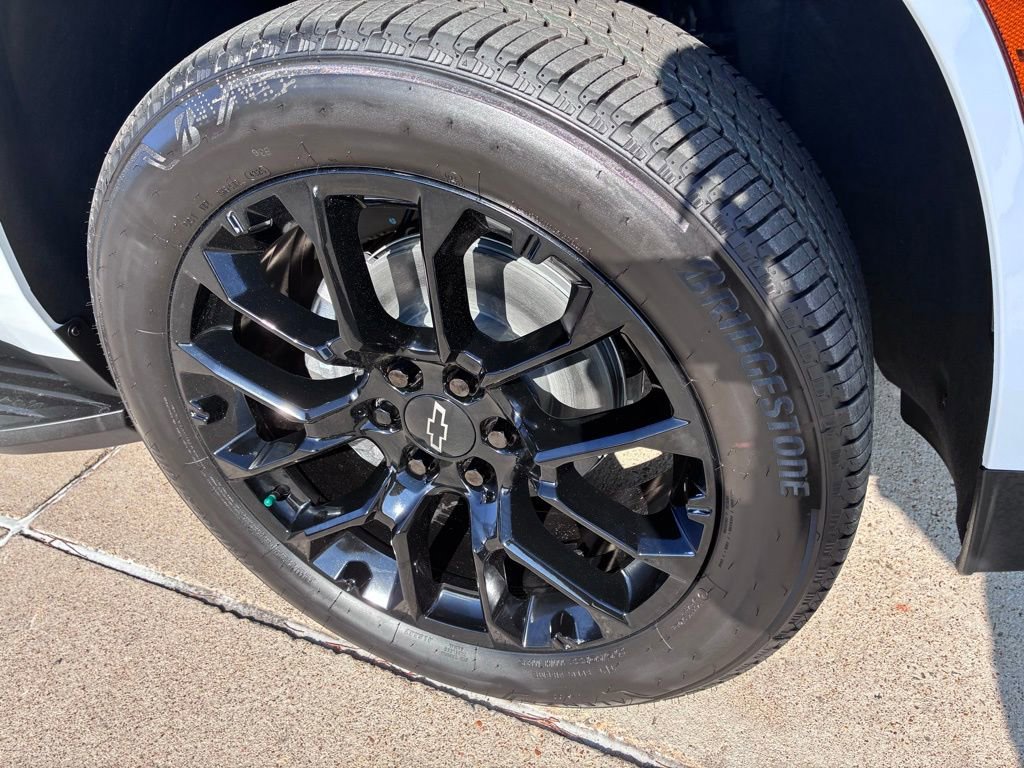 New 2026 Chevrolet Suburban Premier image 2