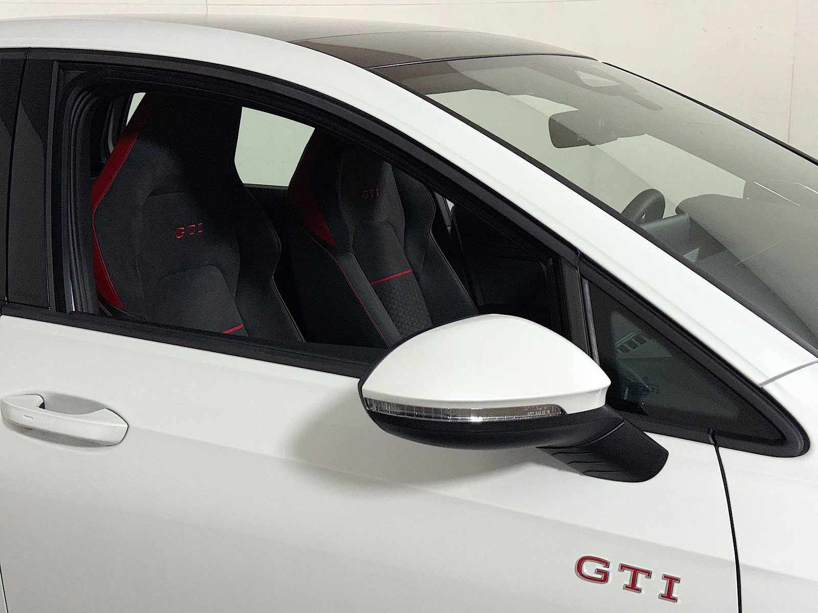 Used 2026 Volkswagen GTI SE FWD image 30
