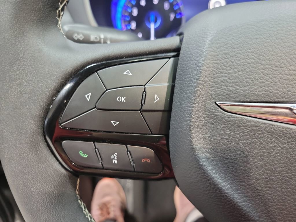 Used 2025 Chrysler Pacifica Limited image 31