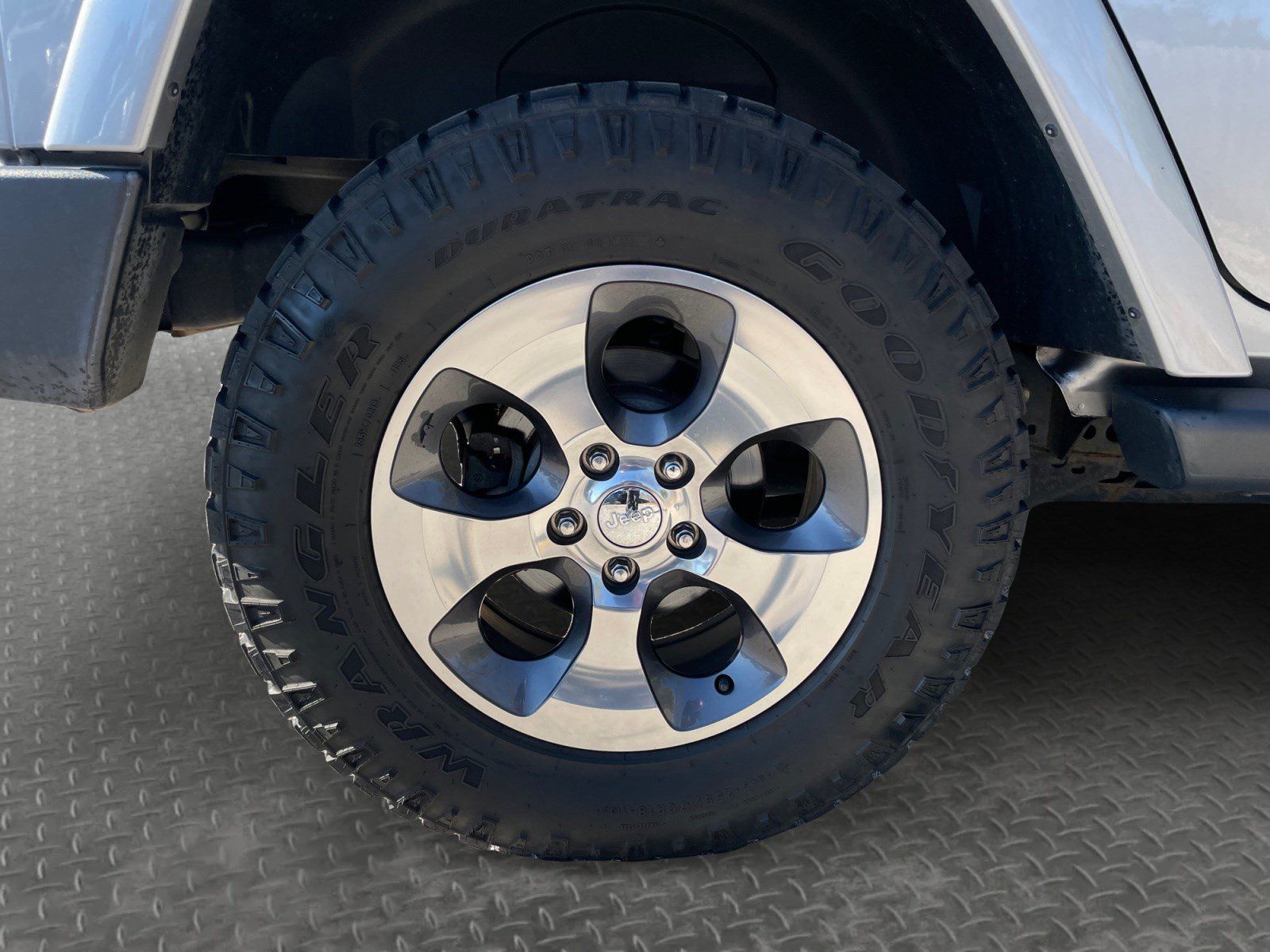 Used 2017 Jeep Wrangler Unlimited Sahara w/ Connectivity Group AWD/4WD image 15