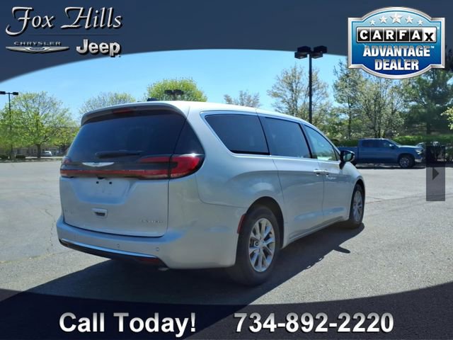 Used 2026 Chrysler Pacifica Limited FWD image 9