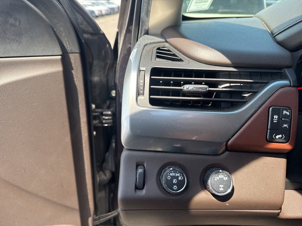 Used 2018 Chevrolet Suburban Premier AWD/4WD image 17