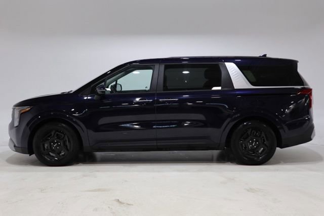 Used 2025 Kia Carnival FWD image 4