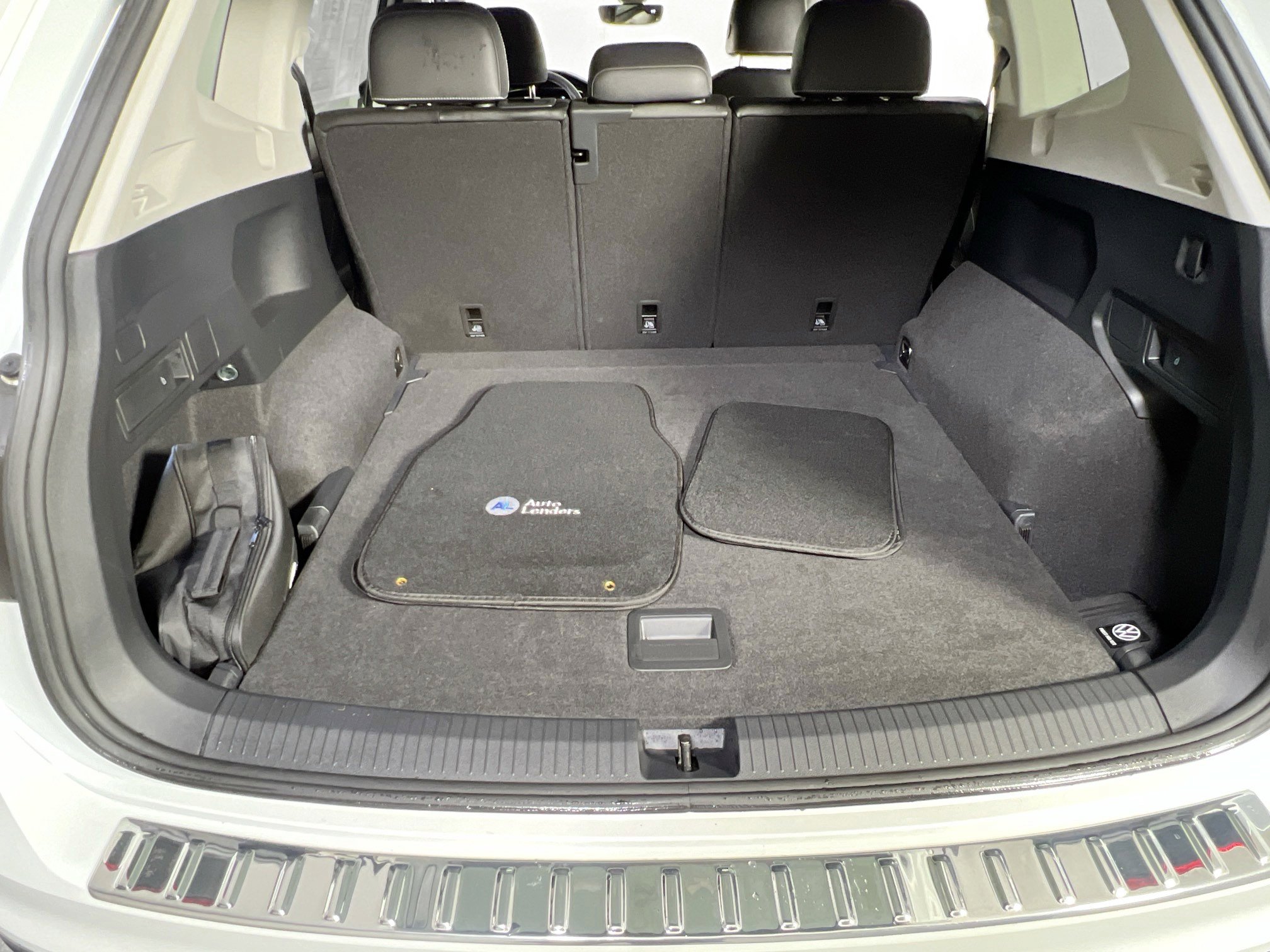 Used 2023 Volkswagen Tiguan SE AWD/4WD image 24