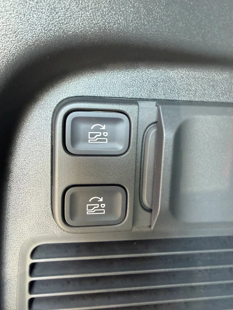 Used 2025 Rivian R1S Adventure Dual AWD/4WD image 41