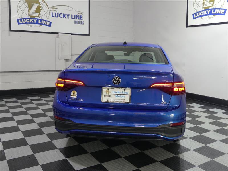 Used 2024 Volkswagen Jetta SE FWD image 8