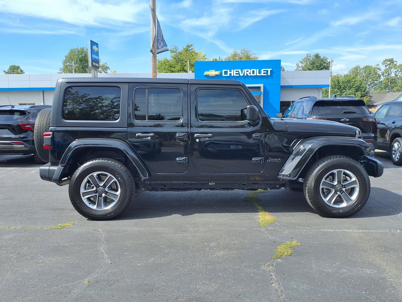 Used 2024 Jeep Wrangler Unlimited w/ Dual Top Group AWD/4WD image 8