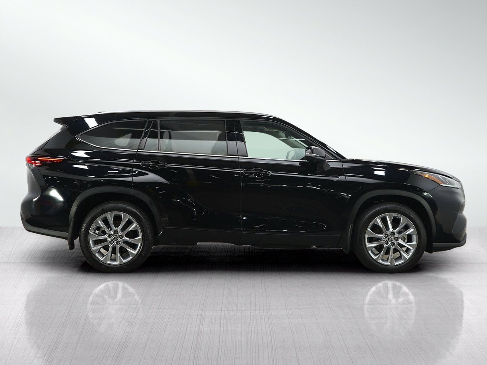 Used 2024 Toyota Highlander Limited AWD/4WD image 8