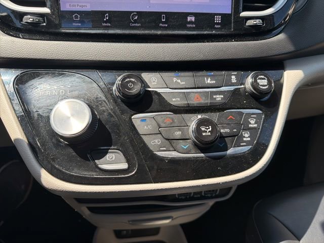 Used 2024 Chrysler Pacifica Touring-L FWD image 16