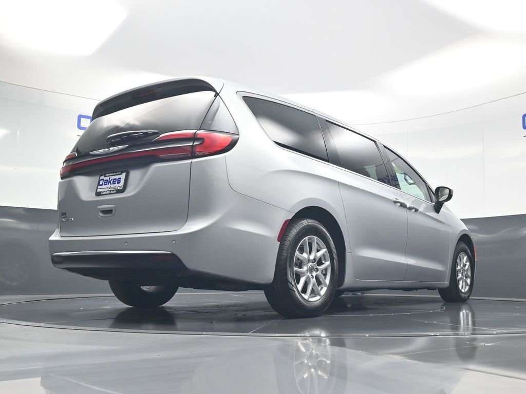 Used 2023 Chrysler Pacifica Touring-L FWD image 44