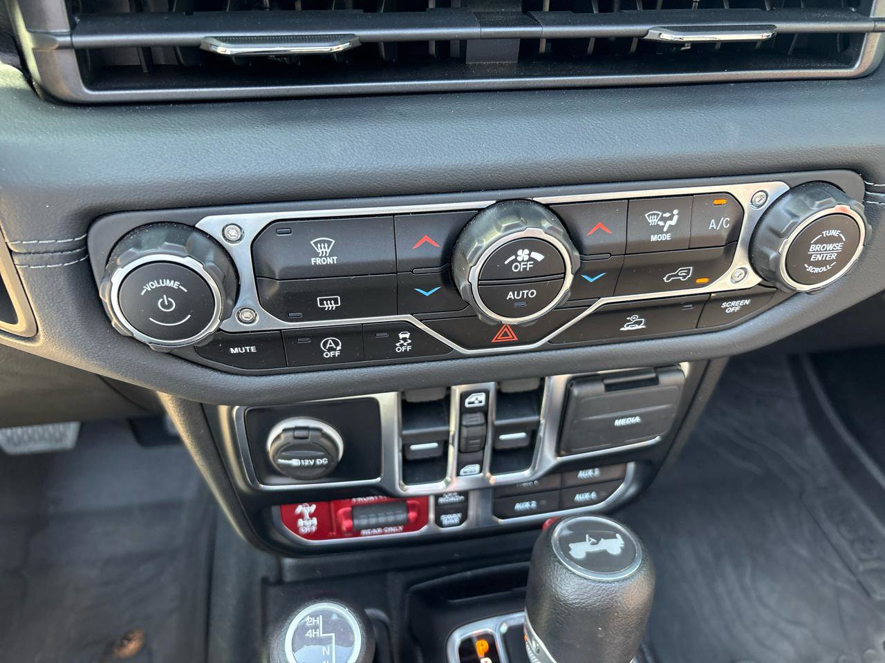 Used 2024 Jeep Wrangler Unlimited Rubicon w/ XTREMEE 35" Tire Package AWD/4WD image 19