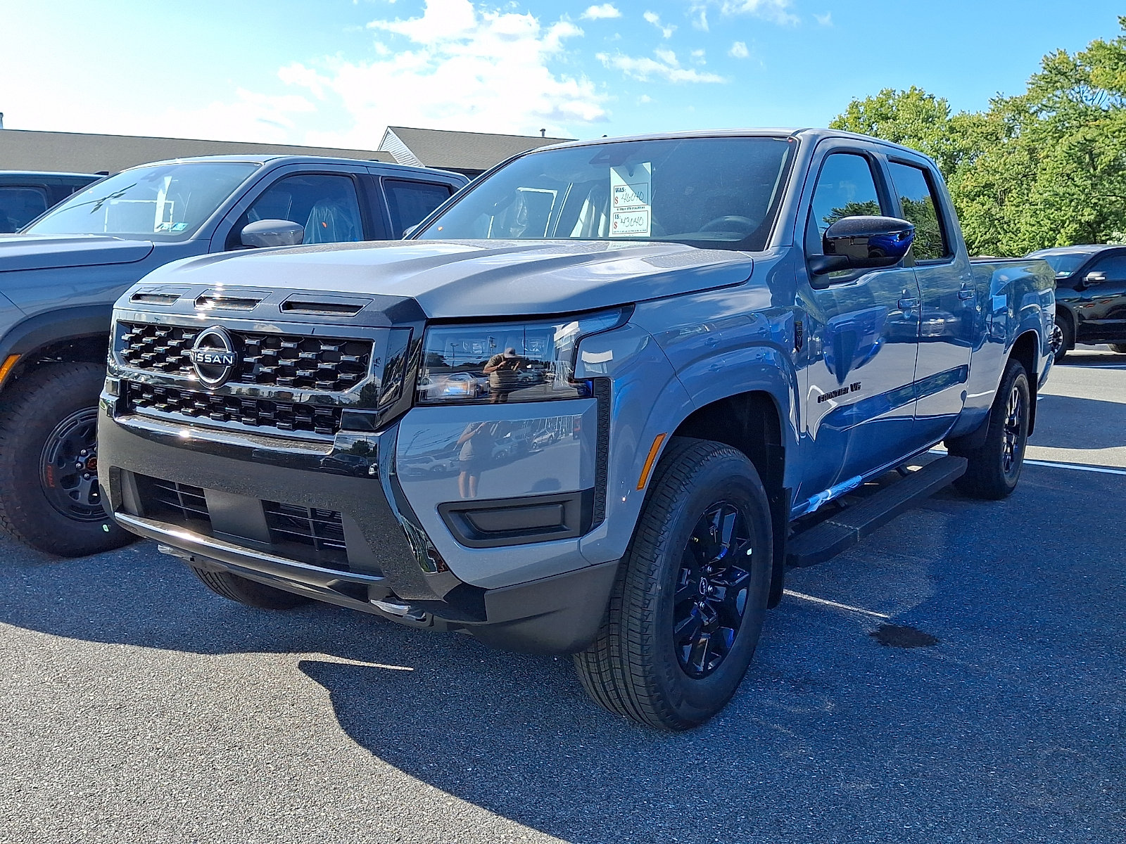 New 2027 Nissan Frontier SV w/ SV Convenience Package AWD/4WD image 3