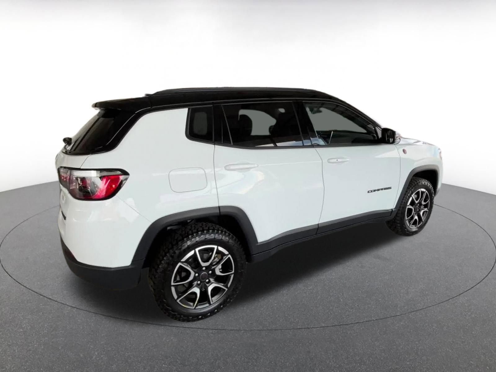 Used 2025 Jeep Compass Trailhawk AWD/4WD image 16