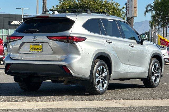 Used 2021 Toyota Highlander XLE FWD image 4