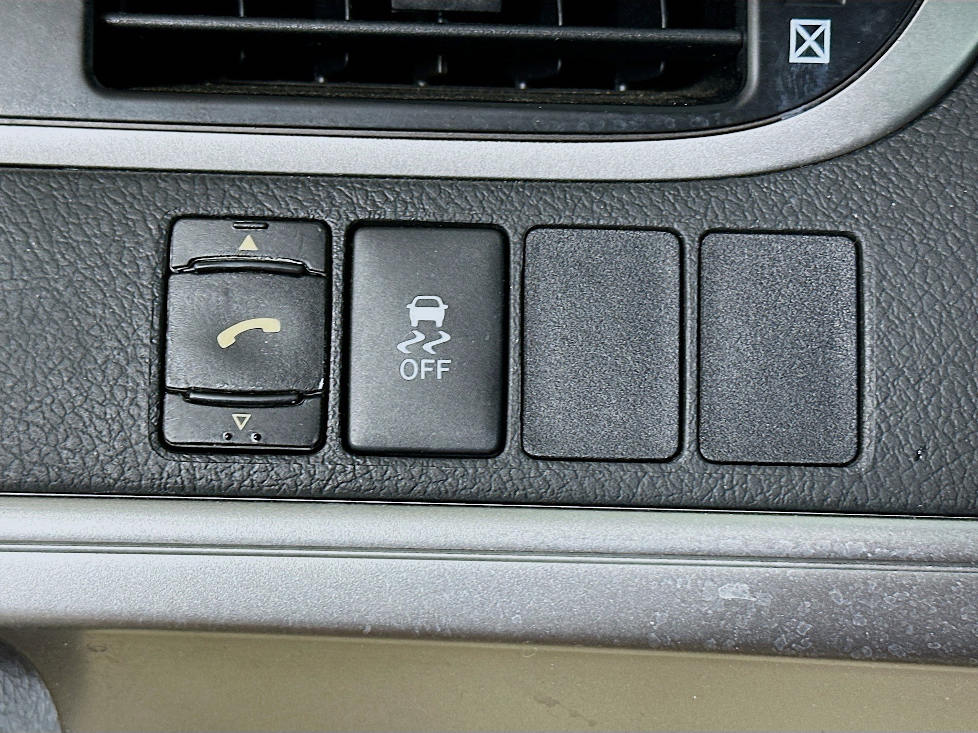 Used 2012 Toyota Camry L image 17