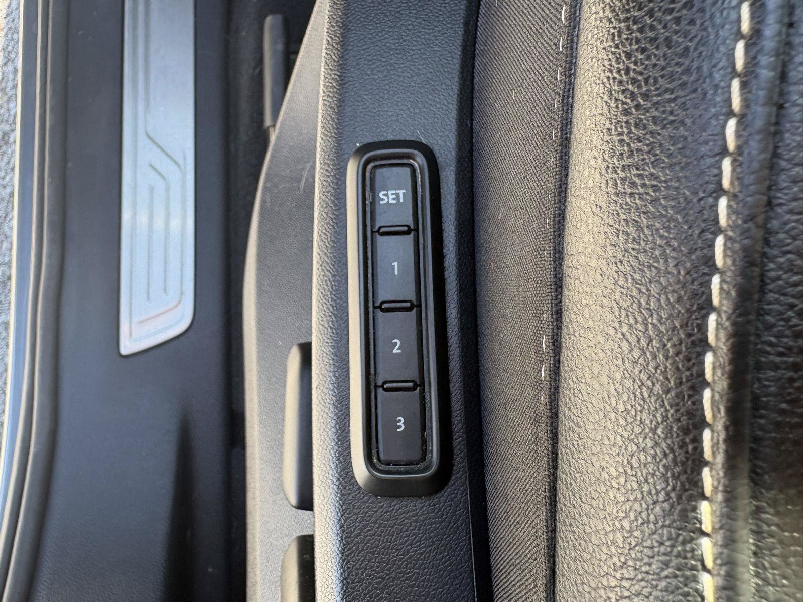 Certified 2022 Volkswagen Atlas SEL R-Line AWD/4WD image 16