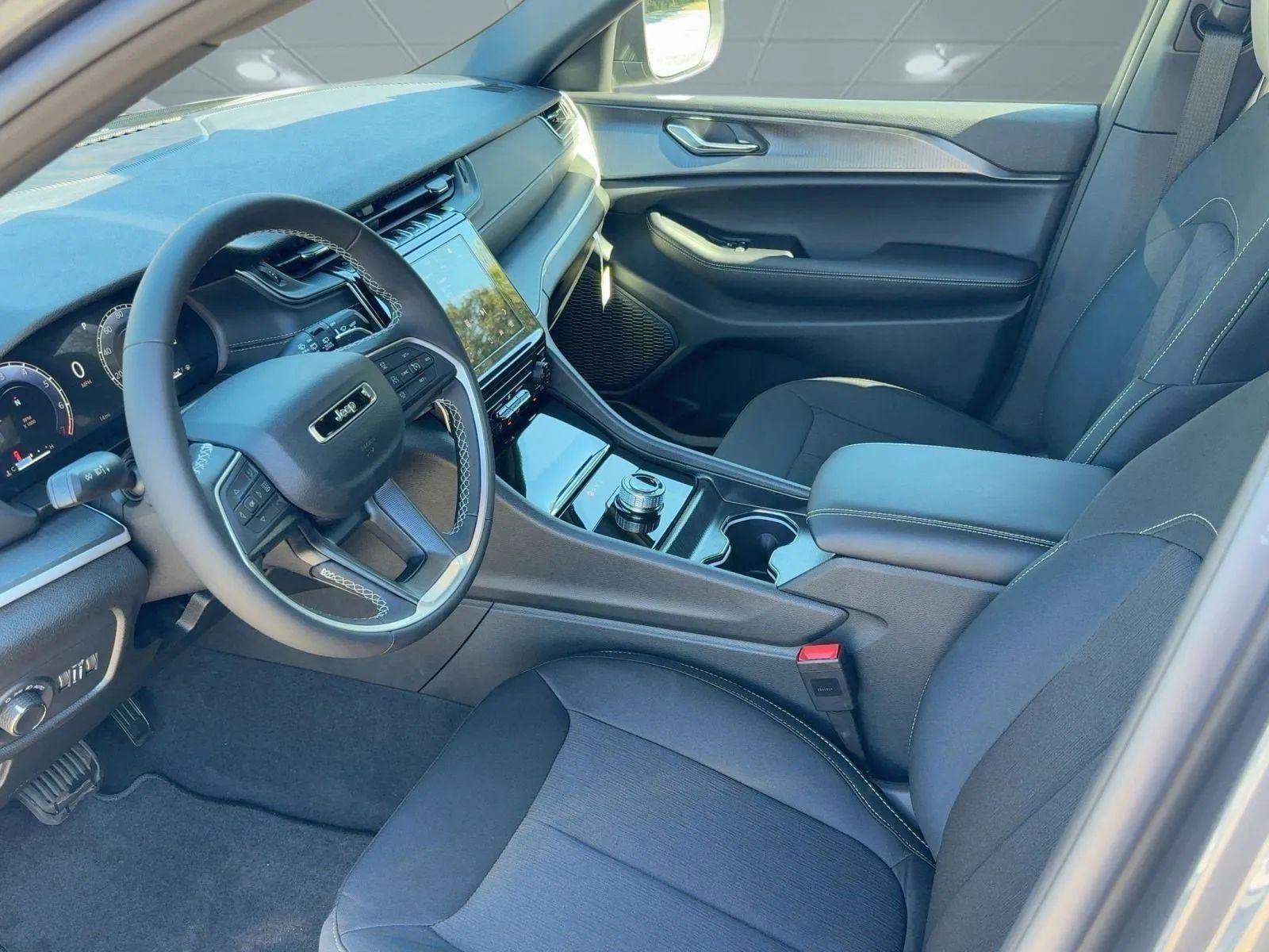 New 2025 Jeep Grand Cherokee L Laredo image 22