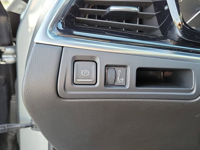 Used 2025 Cadillac XT6 Luxury image 10