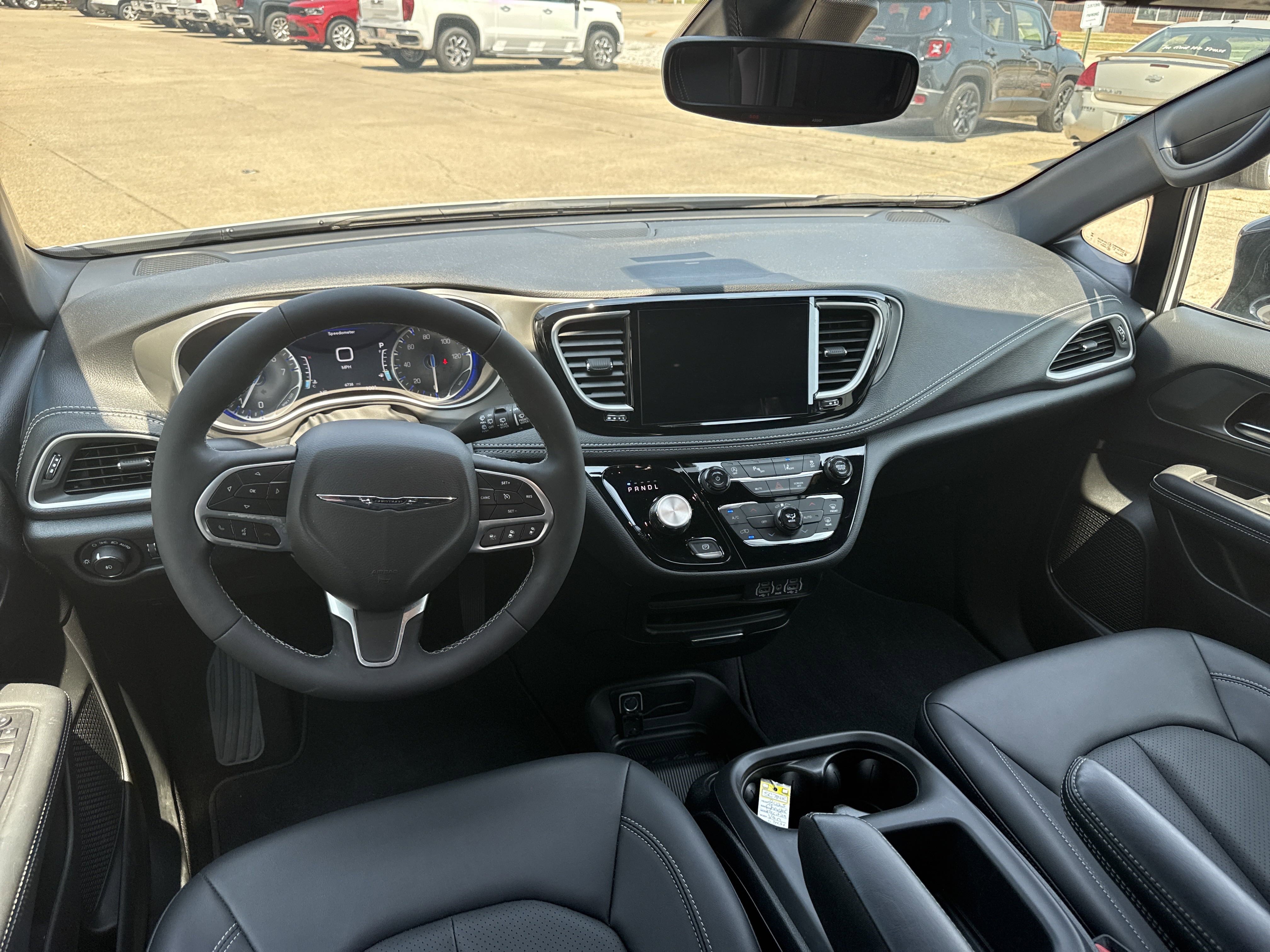 Used 2025 Chrysler Pacifica Select image 4