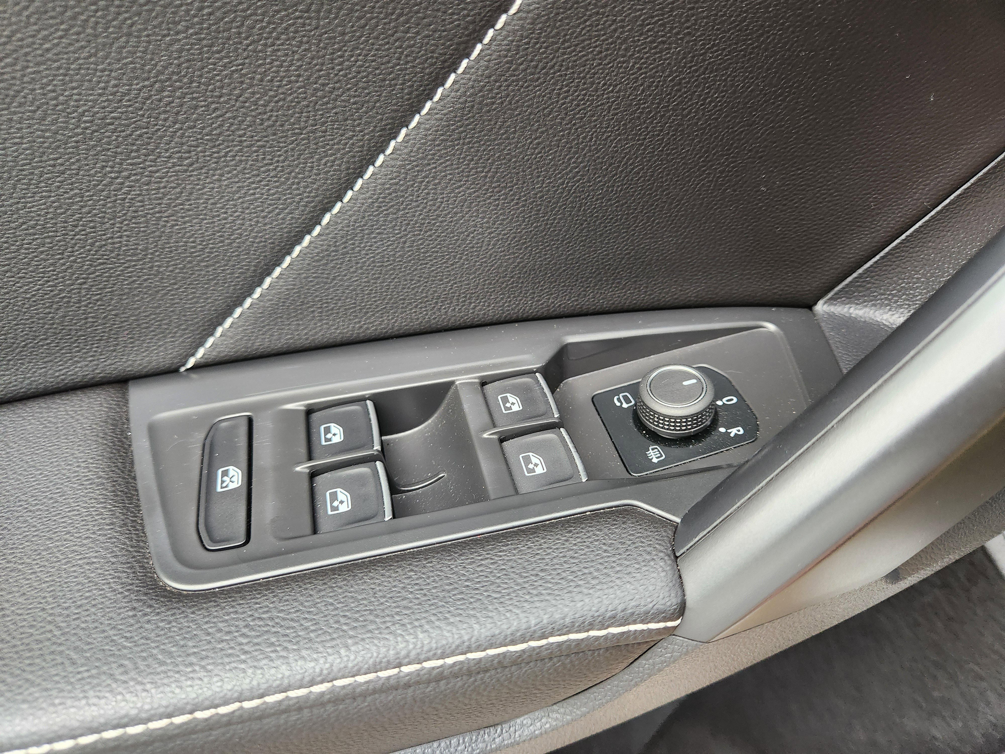 Certified 2022 Volkswagen Tiguan SEL R-Line image 18