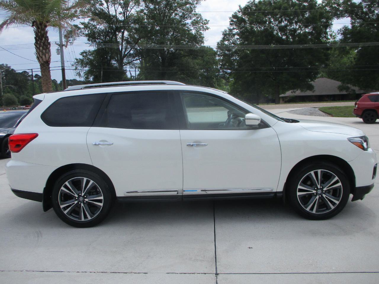Used 2019 Nissan Pathfinder Platinum FWD image 9