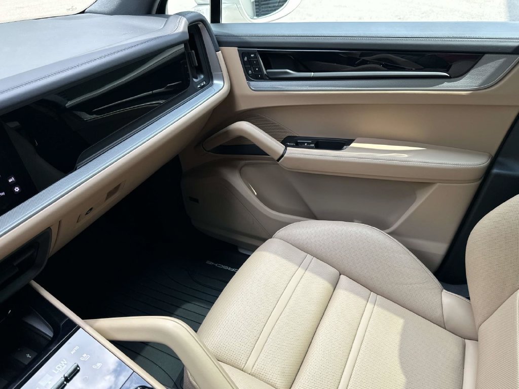 Certified 2025 Porsche Cayenne E-Hybrid AWD/4WD image 29