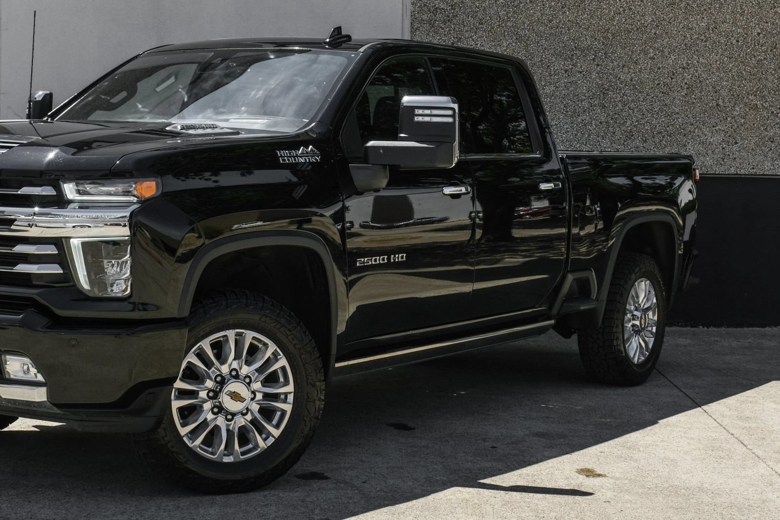 Used 2023 Chevrolet Silverado 2500 High Country AWD/4WD image 3