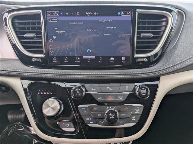 Used 2024 Chrysler Pacifica Select image 15