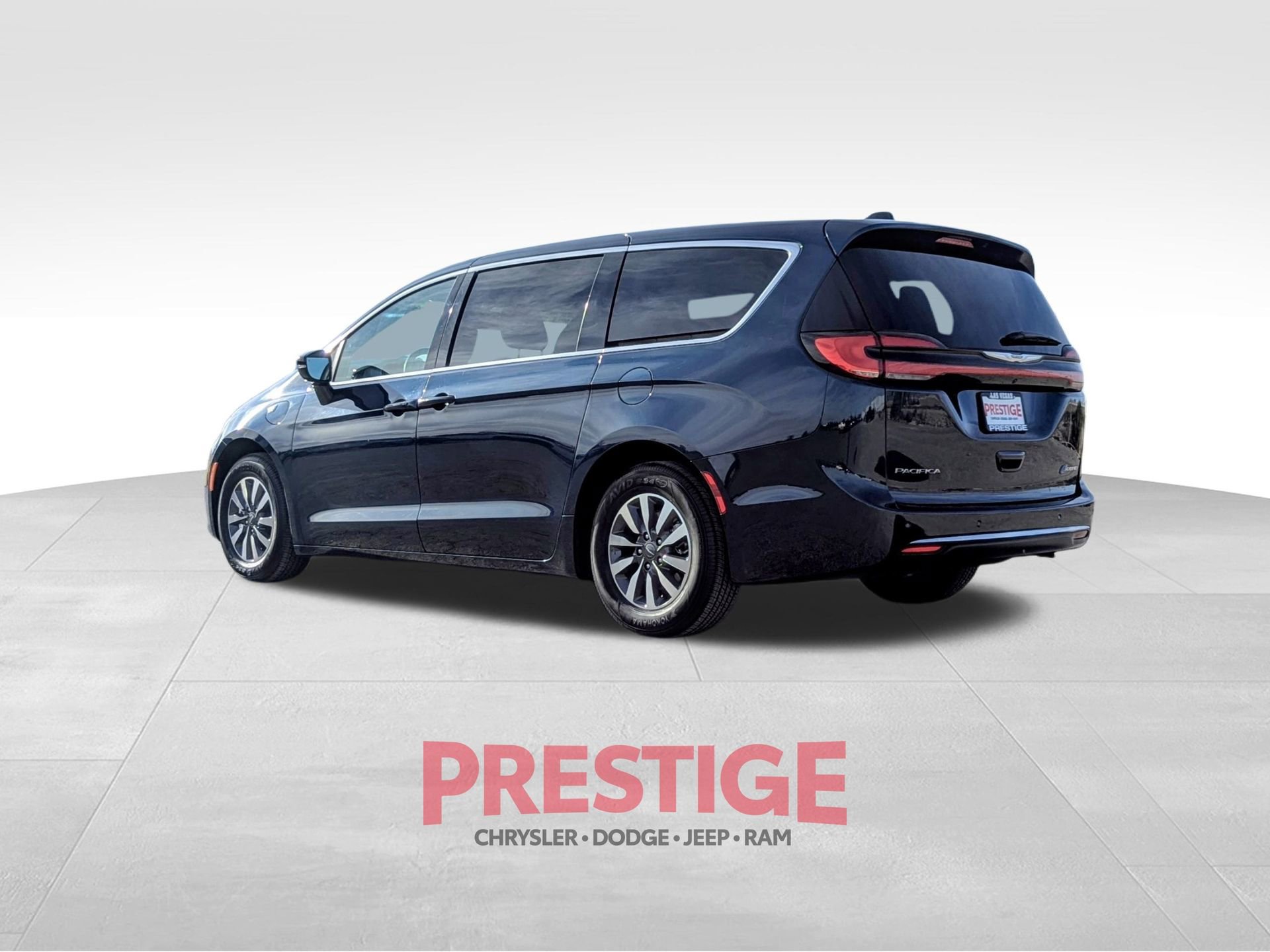 Used 2024 Chrysler Pacifica Select image 11