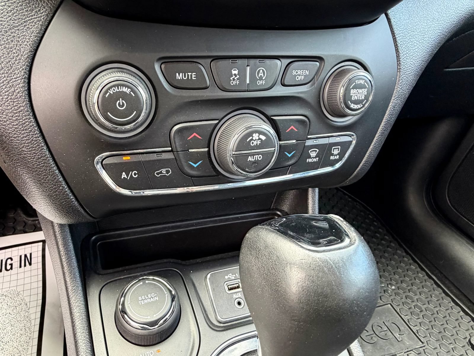 Used 2019 Jeep Cherokee Latitude Plus AWD/4WD image 39