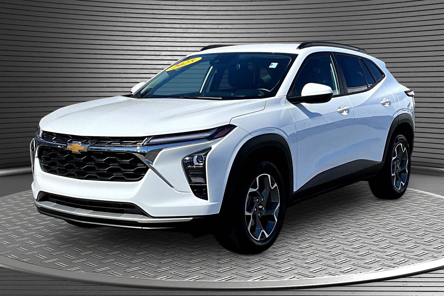 Used 2025 Chevrolet Trax LT w/ LT Convenience Package FWD image 3