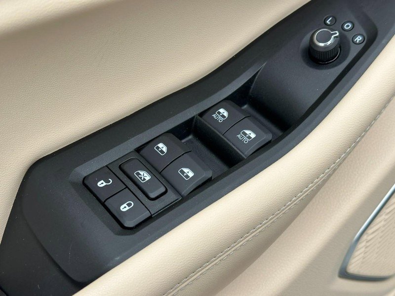 Used 2025 Jeep Grand Cherokee Limited w/ Luxury Tech Group II image 17