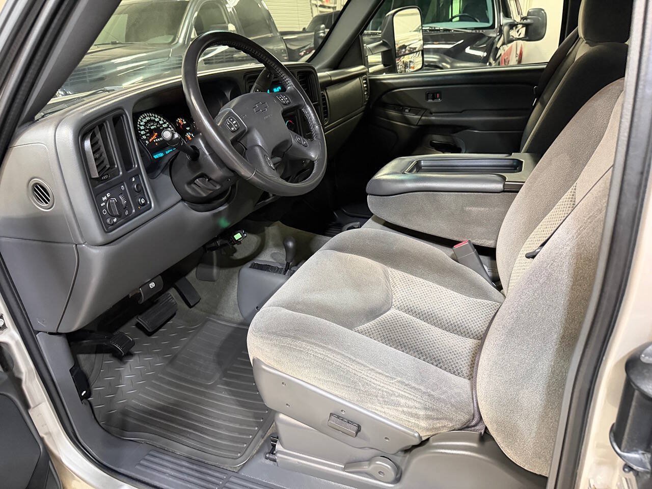 Used 2006 Chevrolet Silverado 2500 LT w/ Skid Plate Package AWD/4WD image 39