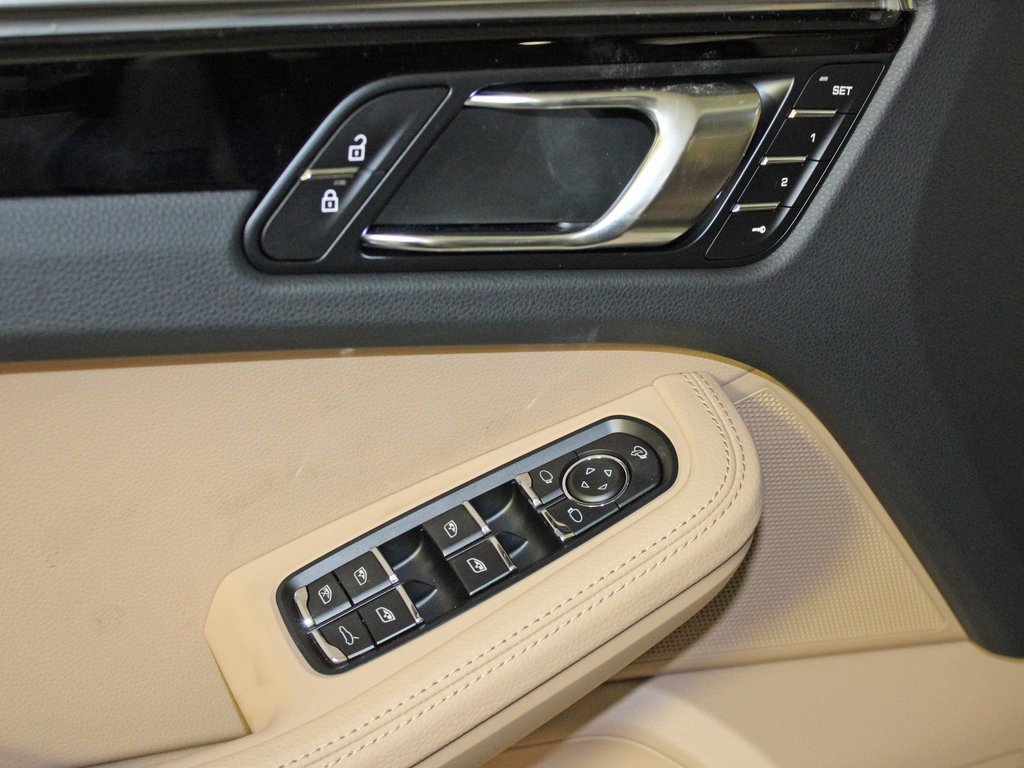 Certified 2025 Porsche Macan image 16