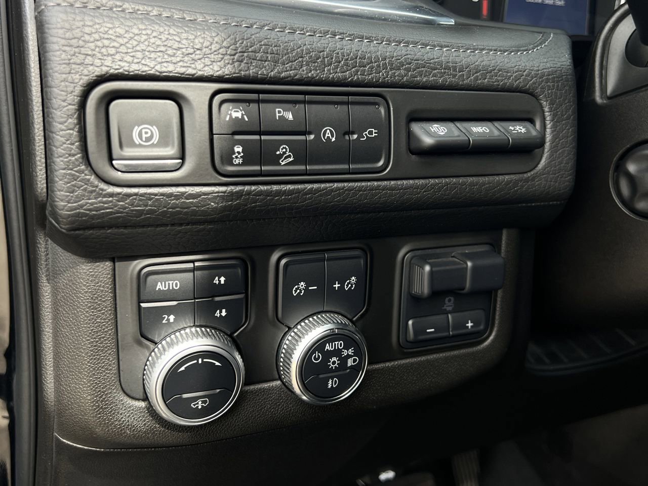 Used 2021 GMC Yukon XL Denali w/ Denali Premium Package image 14